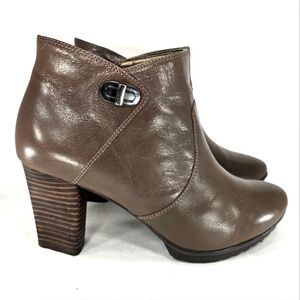 Easy Spirit Anti Gravity Kassandra Brown Leather, Stacked Heel Bootie. WMS 8M